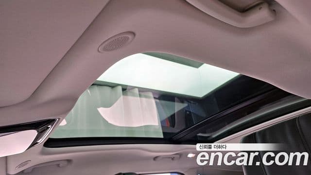 Land Rover Range Rover Velar 2024 — Фото 19/20