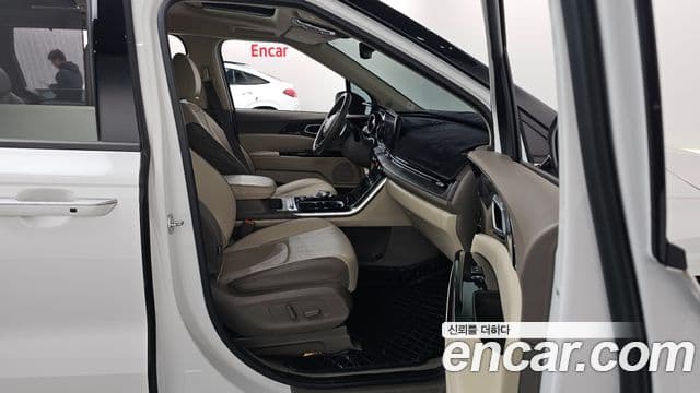 Kia Carnival 2022 — фото 11 из 20