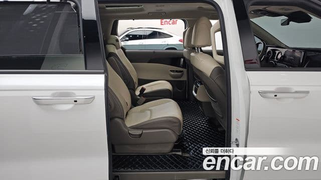 Kia Carnival 2022 — фото 12 из 20
