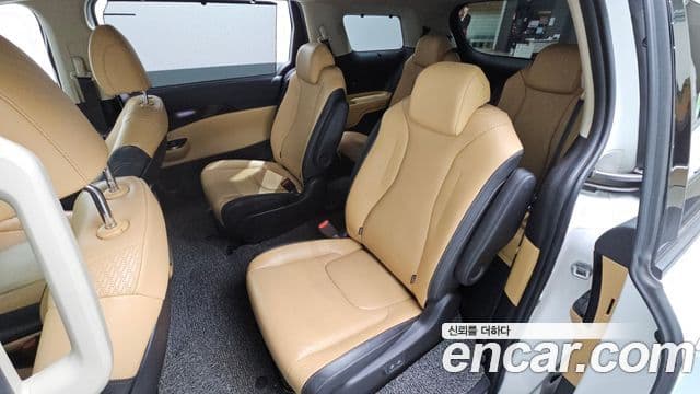 Kia Carnival 2020 — фото 12 из 20