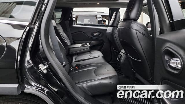 Jeep Cherokee 2021 — Photo 14/20