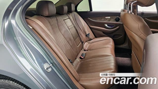 Mercedes-Benz E-Class 2018 — фото 12 из 20