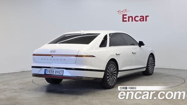 Hyundai Grandeur Hybrid 2023 — Photo 18/20