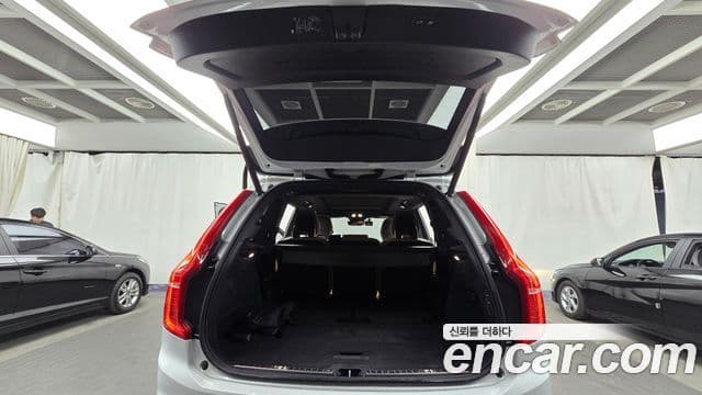 Volvo XC90 2022 — ფოტო 18/20