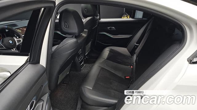 BMW 3 Series 2019 — Фото 12/20