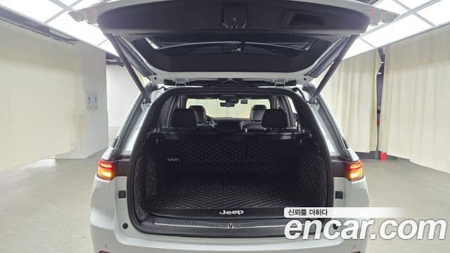 Jeep Grand Cherokee 2023 — фото 20 из 20