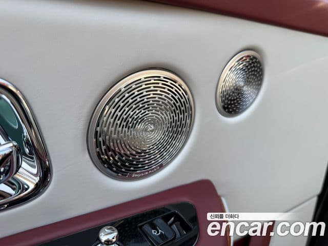 Rolls-Royce Cullinan 2020 — ფოტო 13/20