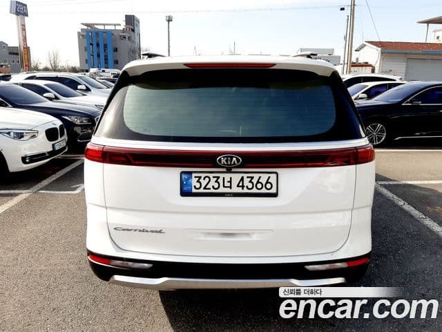 Kia Carnival 2021 — ფოტო 4/17