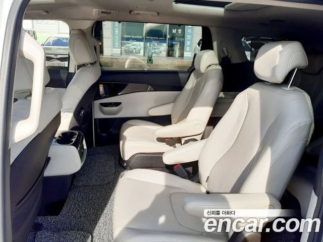 Kia Carnival 2021 — фото 9 из 17