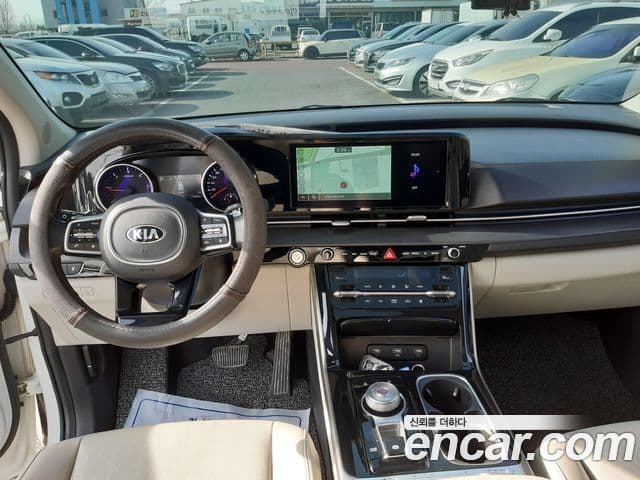 Kia Carnival 2021 — фото 7 из 17