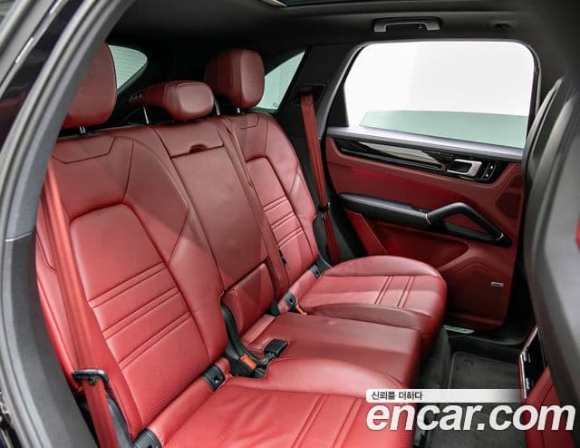 Porsche Cayenne 2020 — ფოტო 13/20