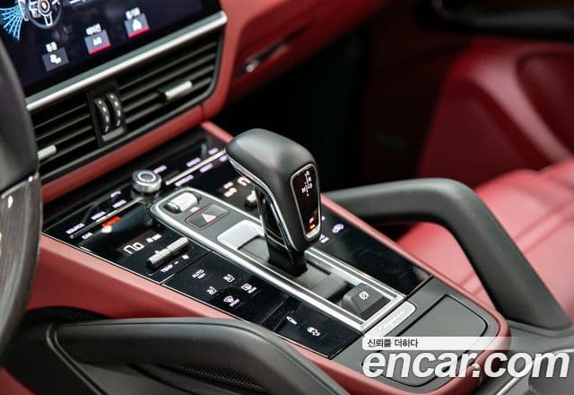 Porsche Cayenne 2020 — ფოტო 16/20