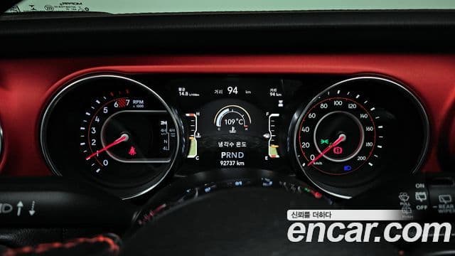 Jeep Wrangler 2020 — ფოტო 16/20