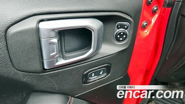 Jeep Wrangler 2020 — ფოტო 18/20