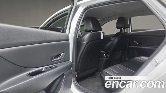 Hyundai The New Avante Hybrid 2021 — Photo 14/20