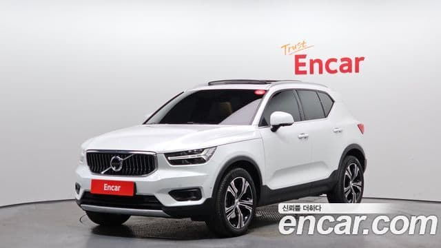 Volvo XC40 2022 — ფოტო 1/20