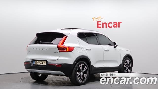 Volvo XC40 2022 — ფოტო 2/20