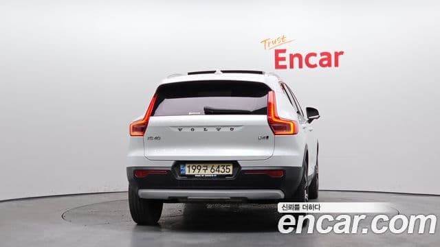 Volvo XC40 2022 — ფოტო 4/20