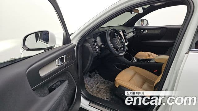 Volvo XC40 2022 — ფოტო 10/20
