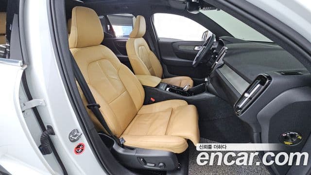 Volvo XC40 2022 — ფოტო 11/20