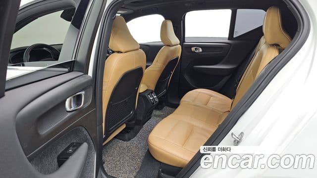 Volvo XC40 2022 — ფოტო 12/20