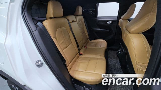 Volvo XC40 2022 — ფოტო 13/20