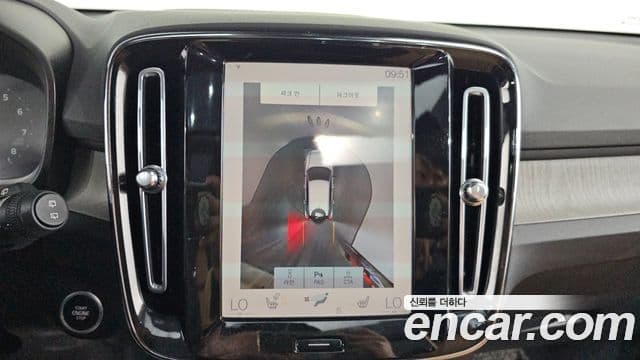 Volvo XC40 2022 — ფოტო 16/20