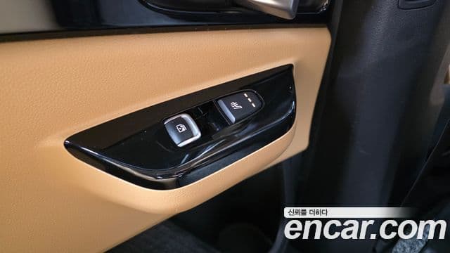Kia Carnival 2022 — ფოტო 19/20