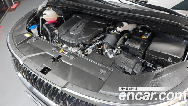 Kia Carnival 2023 — ფოტო 6/20