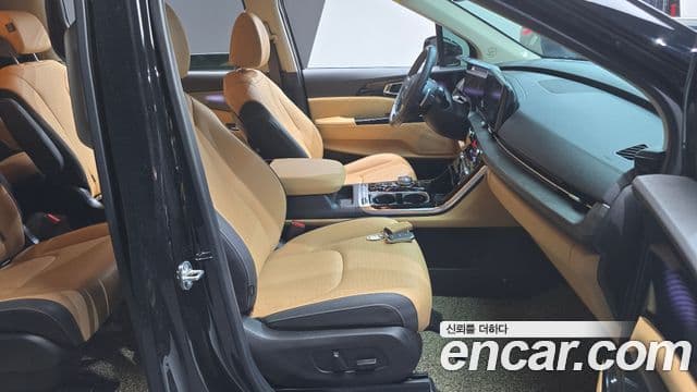 Kia Carnival 2023 — фото 10 из 20