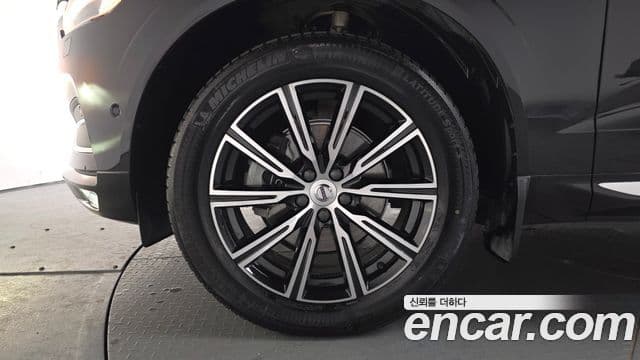 Volvo XC60 2021 — ფოტო 5/20