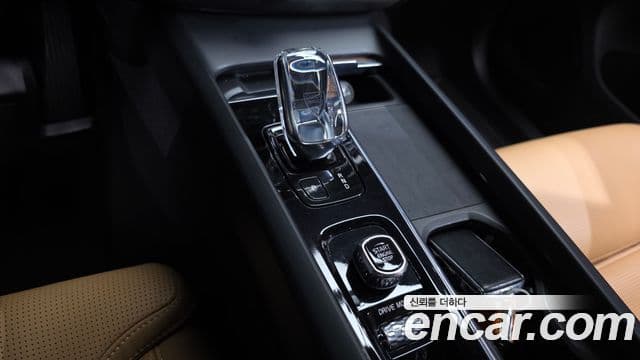 Volvo XC60 2021 — ფოტო 9/20