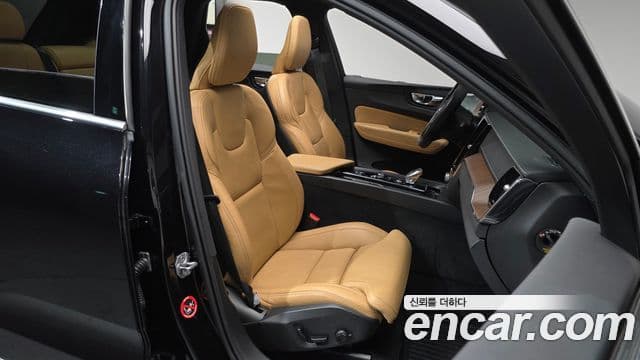 Volvo XC60 2021 — ფოტო 10/20