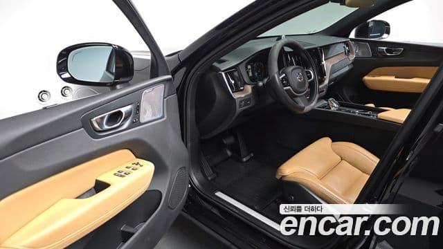 Volvo XC60 2021 — ფოტო 11/20