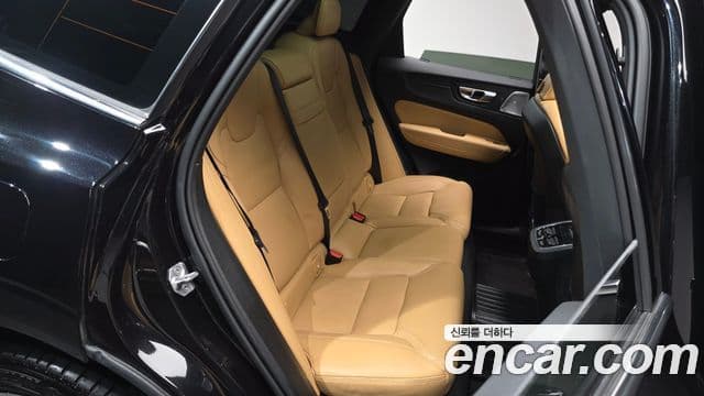 Volvo XC60 2021 — ფოტო 12/20