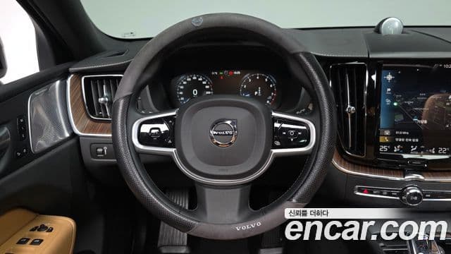 Volvo XC60 2021 — ფოტო 13/20