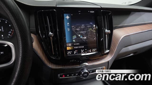 Volvo XC60 2021 — ფოტო 14/20