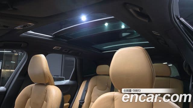 Volvo XC60 2021 — ფოტო 19/20
