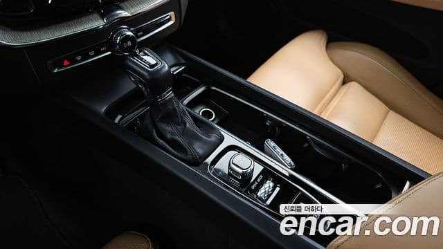 Volvo XC60 2018 — ფოტო 8/20