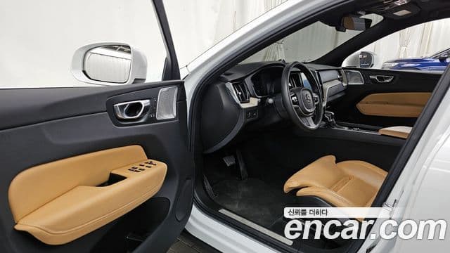 Volvo XC60 2018 — ფოტო 9/20