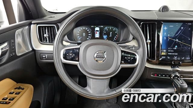 Volvo XC60 2018 — ფოტო 13/20