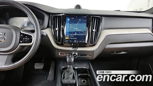 Volvo XC60 2018 — ფოტო 14/20