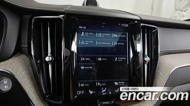 Volvo XC60 2018 — ფოტო 16/20