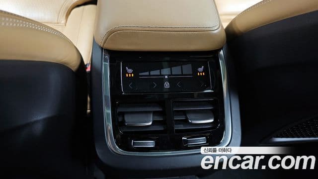 Volvo XC60 2018 — ფოტო 18/20