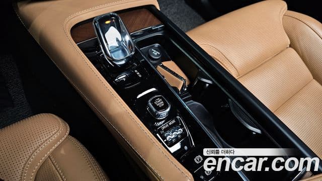 Volvo XC90 2020 — ფოტო 9/20