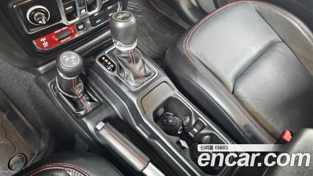 Jeep Wrangler 2019 — ფოტო 9/20