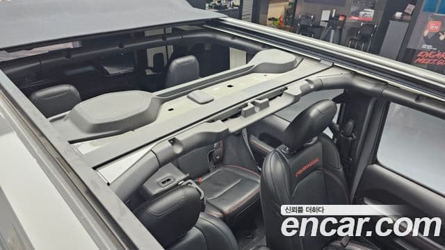 Jeep Wrangler 2019 — ფოტო 19/20