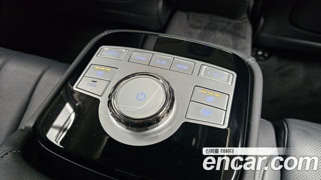 Genesis Electrified G80 2023 — ფოტო 18/20