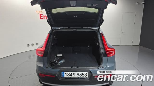 Volvo XC40 2020 — Şəkil 19/20