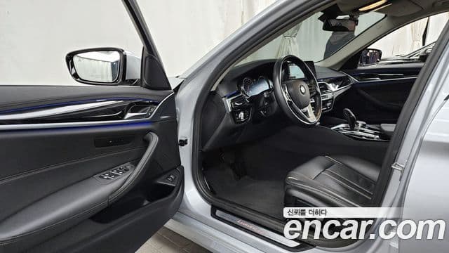 BMW 5 Series 2018 — Şəkil 9/20